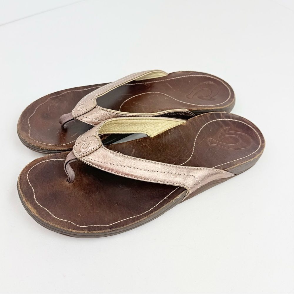 Olukai KUMU Brown Leather Metallic Rose Gold Strap Thong Toe Flip Flop Sandals